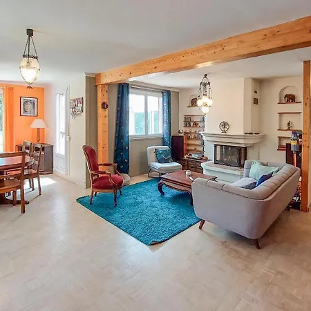Holiday home Gorgeous In Francheville With Wifi